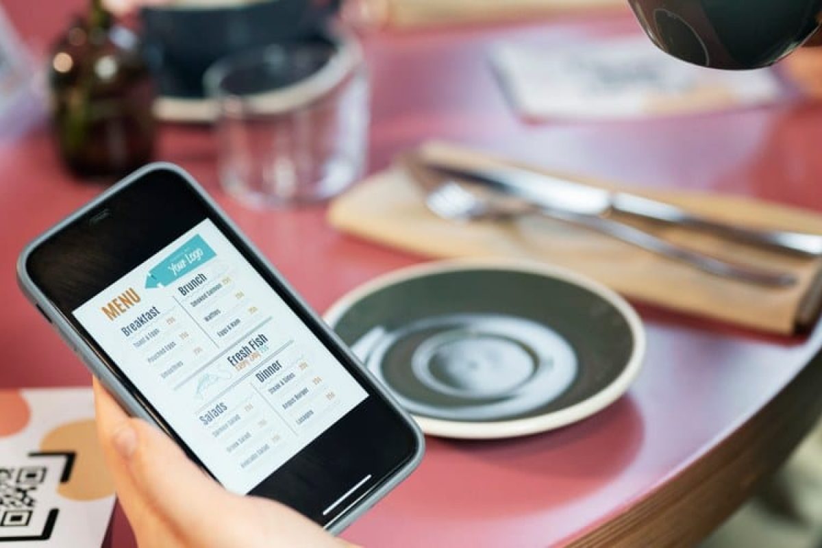 Menu digital de restaurant avec QR code sur smartphone